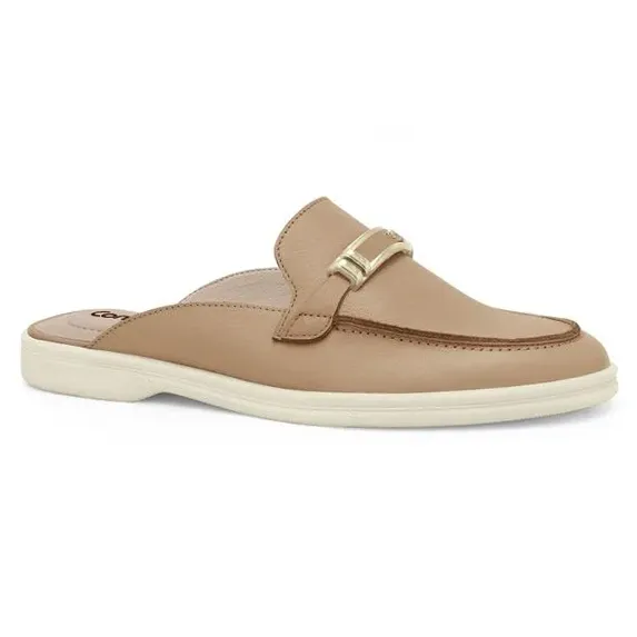 Mule feminino Comfortflex cor caqui, design aberto atrás, bico arredondado e detalhe metálico dourado